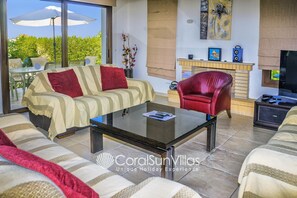 Cheminée, lecteur de DVD, baby-foot, table de tennis de table