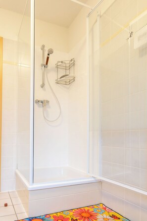 Dusche, Haartrockner, Handtücher