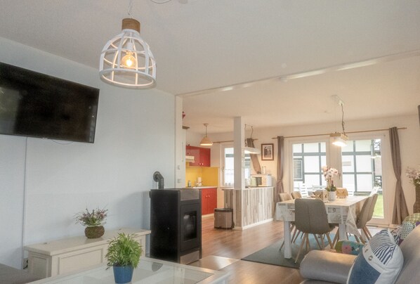 Fernseher, Kamin, Bücher, Stereoanlage