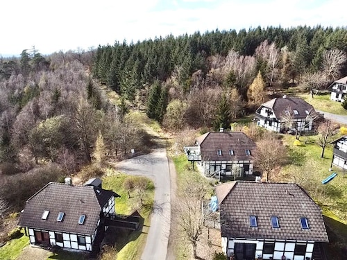 **Ruheoase im Kellerwald am Waldzugang. Garten mit Zaun. WLAN gratis.