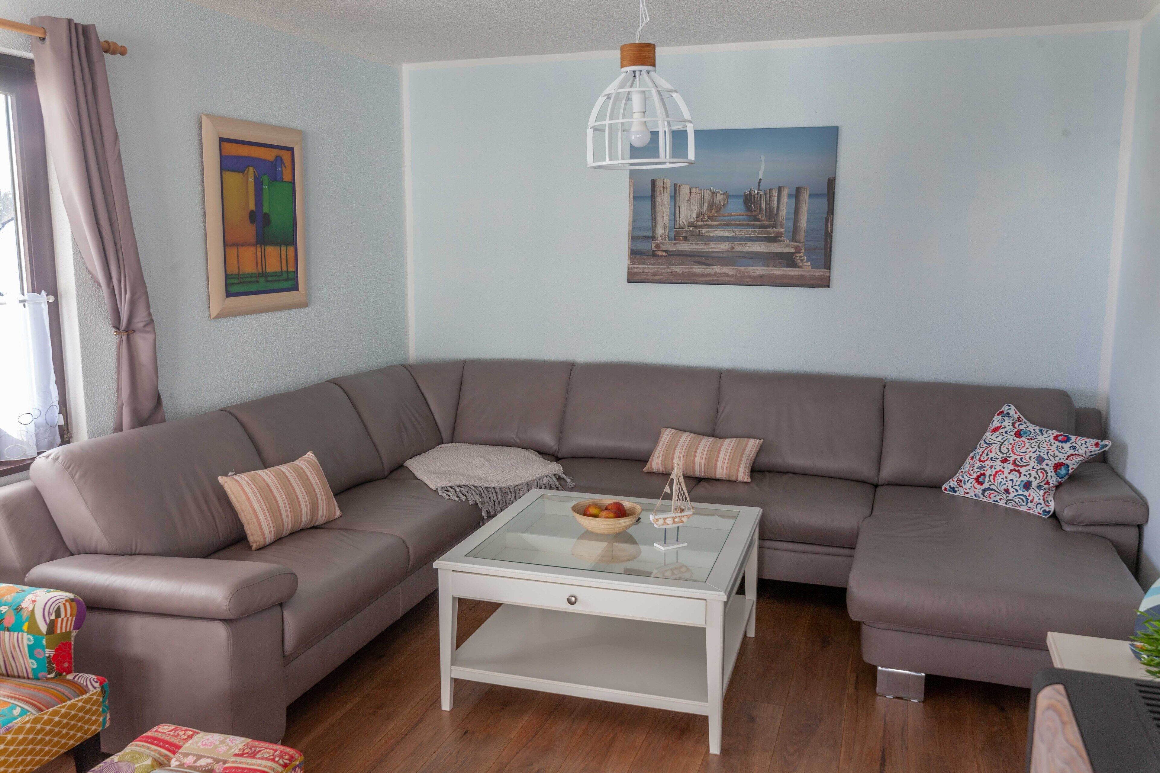 Fernseher, Kamin, Bücher, Stereoanlage