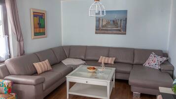 Fernseher, Kamin, Bücher, Stereoanlage