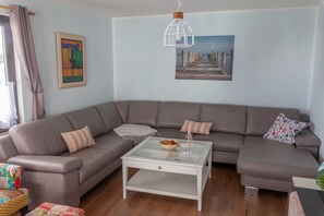 Fernseher, Kamin, Bücher, Stereoanlage