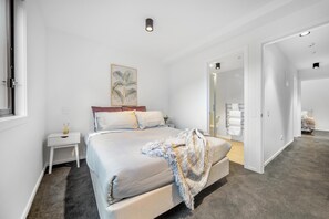 2 Schlafzimmer, hochwertige Bettwaren, Bügeleisen/Bügelbrett