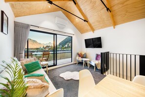 TV - Brand New 2 Bedroom Stylish Apartment so close to Town (Queenstown)