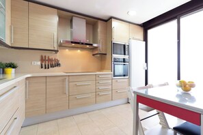 Een koelkast, een magnetron, een oven, een kookplaat