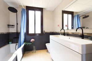 Combined shower/bathtub, hair dryer, bidet, towels