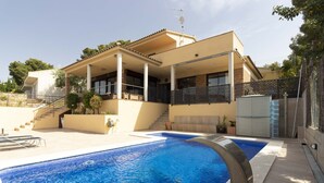 Il s’agit d’une propriété résidentielle dotée d’une piscine, d’un patio couvert et d’un escalier menant à l’étage supérieur.