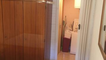 2 chambres, fer et planche à repasser