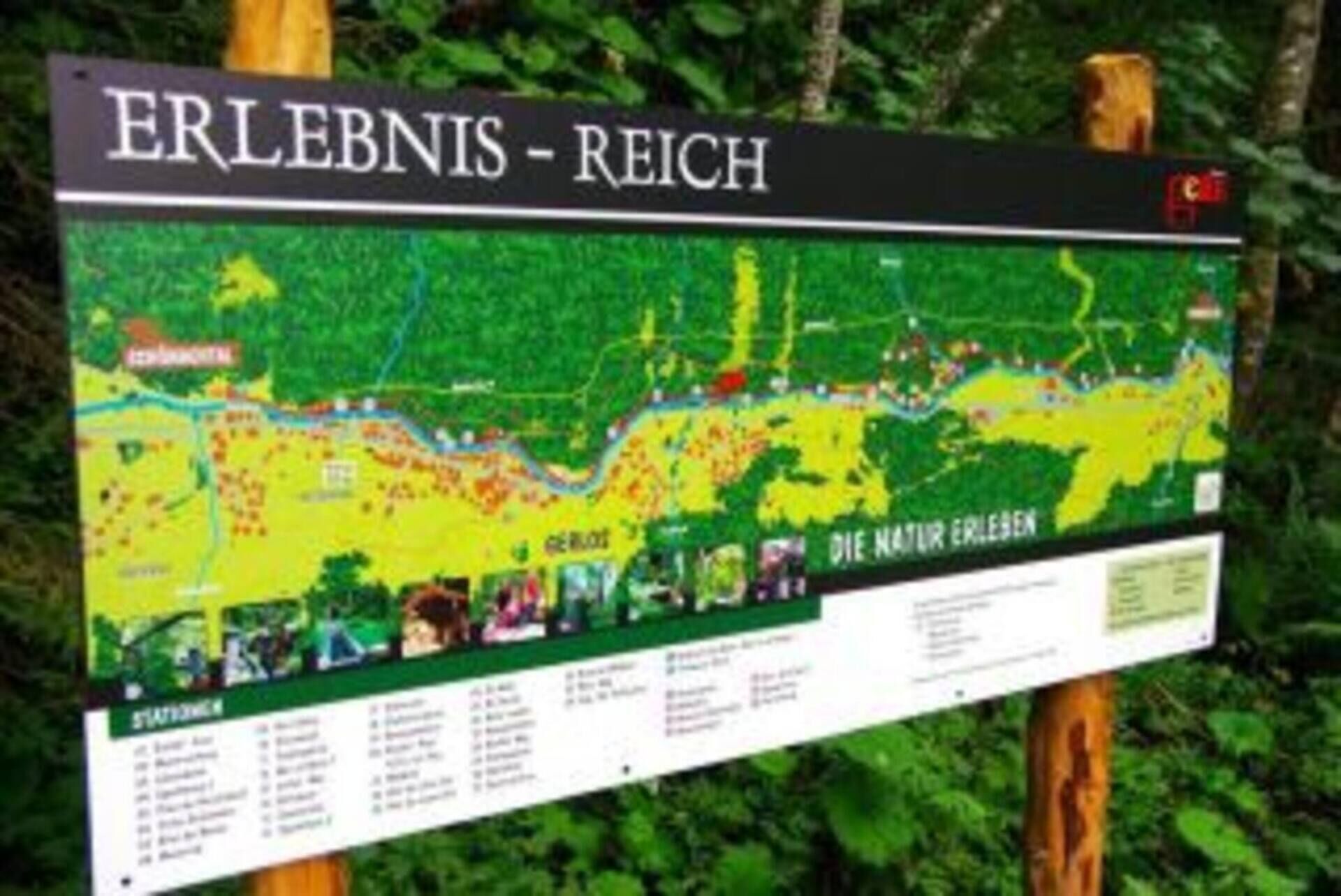 Eine Karte mit dem Titel 'ERLEBNIS - REICH', die verschiedene Sehenswürdigkeiten und eine Liste von Attraktionen darunter zeigt.