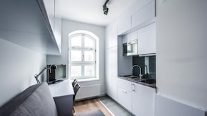 Kjøleskap, mikrobølgeovn, kokeplater og oppvaskmaskin
