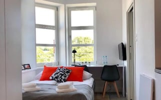 Standard Studio Suite | Desk, free WiFi