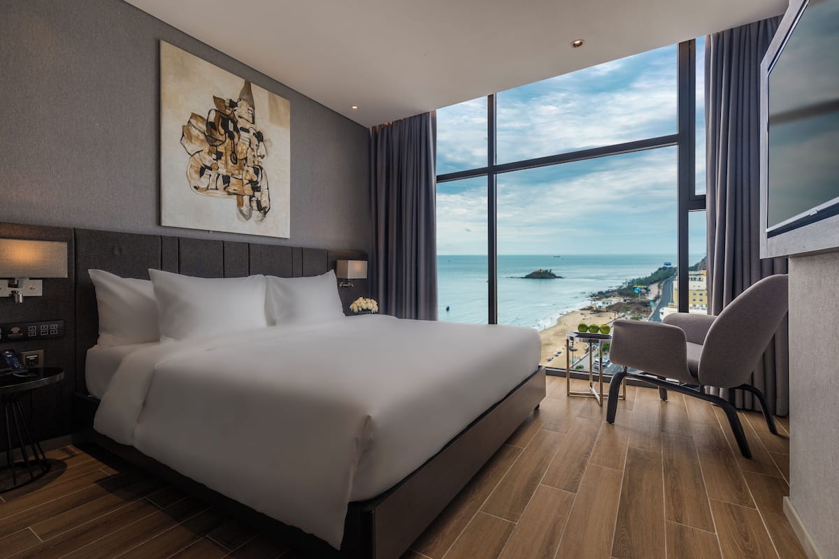 Deluxe Double Room | 1 bedroom, minibar, in-room safe, desk