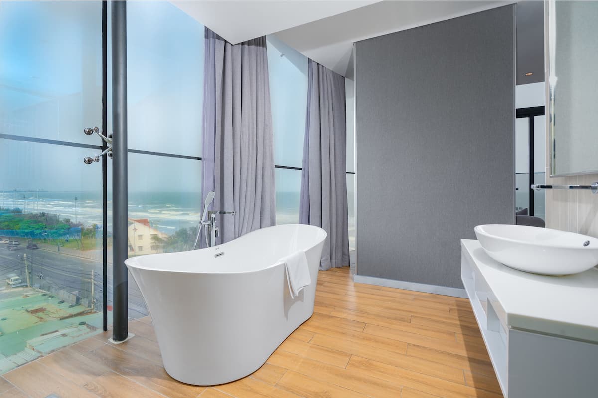 Signature Suite, Oceanfront | 1 bedroom, minibar, in-room safe, desk