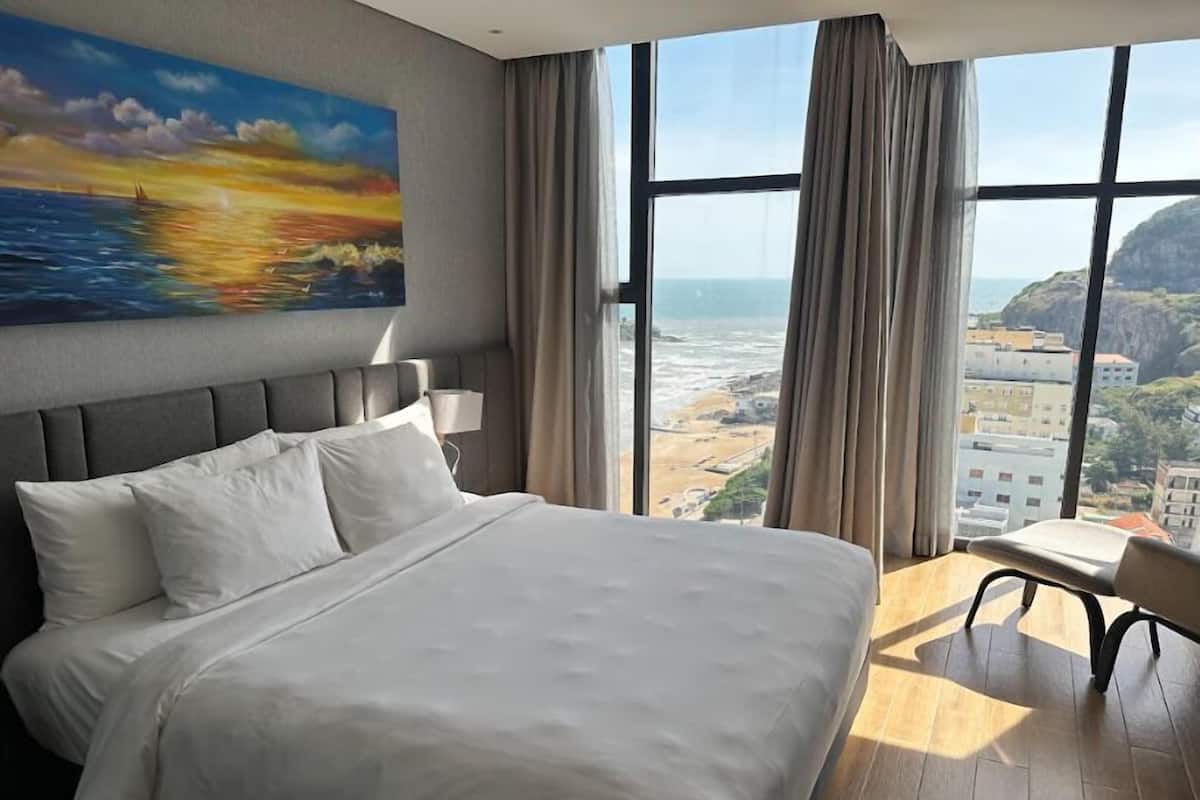 Classic Double Room, Partial Ocean View | 1 bedroom, minibar, in-room safe, desk