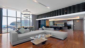 Presidential-studiosviitti | Minibaari, tallelokero huoneessa, työpöytä