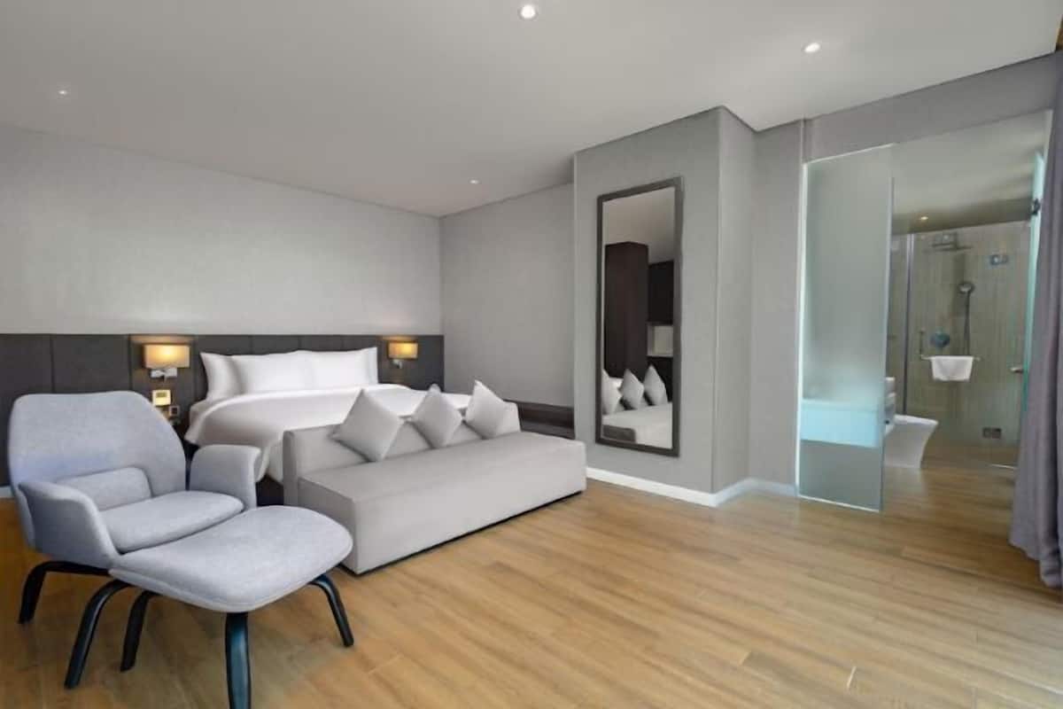 1 bedroom, minibar, in-room safe, desk