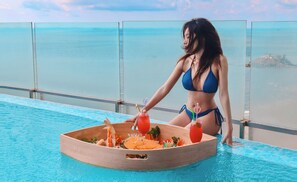 2 nhà hàng; phục vụ bữa sáng, bữa trưa, bữa tối và bữa sáng muộn