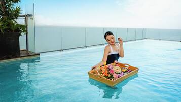 Ulkouima-allas, aurinkotuoleja