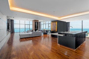 Presidential Studio Suite | Minibar, in-room safe, desk, laptop workspace - Premier Pearl Hotel Vung Tau (Ho Chi Minh City)