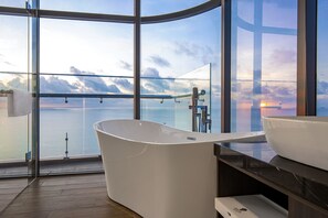 Premier Pearl Oceanfront | Bathroom | Shower, rainfall showerhead, free toiletries, hair dryer - Premier Pearl Hotel Vung Tau (Ho Chi Minh City)