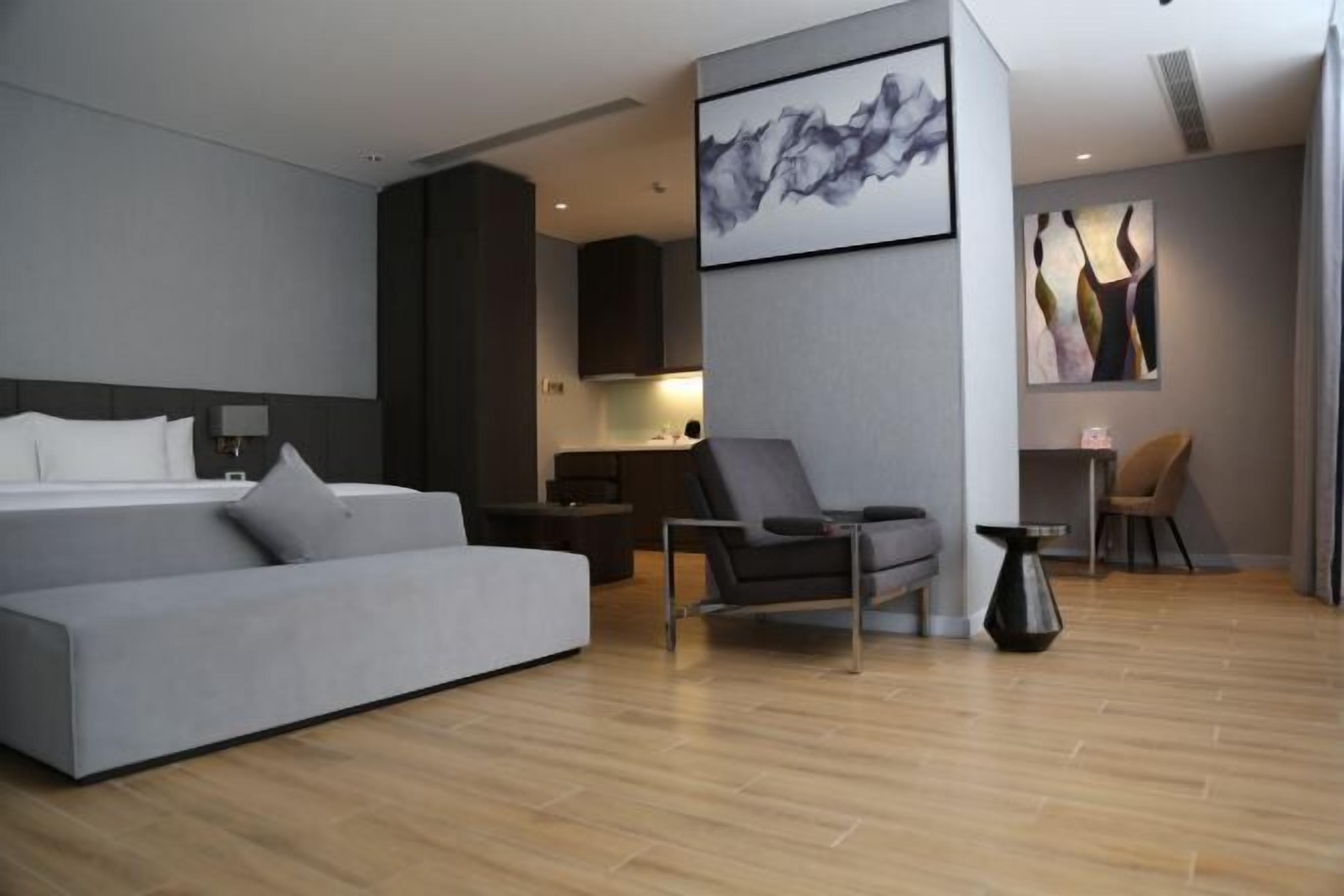 Minibar, coffres-forts dans les chambres, bureau