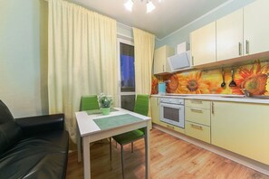 Full-sized fridge, microwave, oven, stovetop