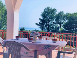 Outdoor dining - Villa Flora with a private pool, three bedrooms, and three bathrooms in S. M. di Leuca (Castrignano del Capo)