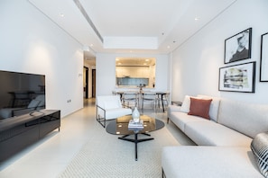 Apartemen Keluarga, 2 kamar tidur | Area keluarga | Smart TV 50-inci dengan saluran TV kabel dan TV