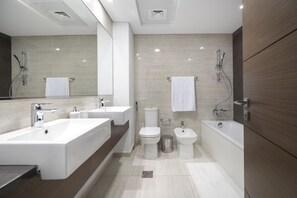 Departamento Grand, 2 habitaciones, vista a la ciudad | Baño | Regadera, amenidades de baño gratuitas, bidet, jabón 