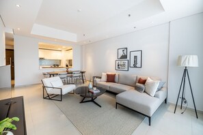 Apartamento familiar, 2 habitaciones | Zona de estar | Smart TV de 50 pulgadas con canales por cable, una televisión