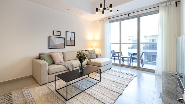 Ein modernes Wohnzimmer mit einer Couch, einem Couchtisch und Kunstwerken an der Wand.