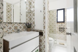 Dusche, Haartrockner, Handtücher