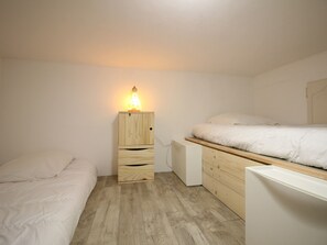 1 bedroom, travel cot, free WiFi
