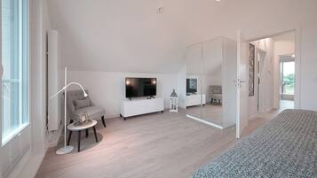 2 bedrooms, travel crib, free WiFi