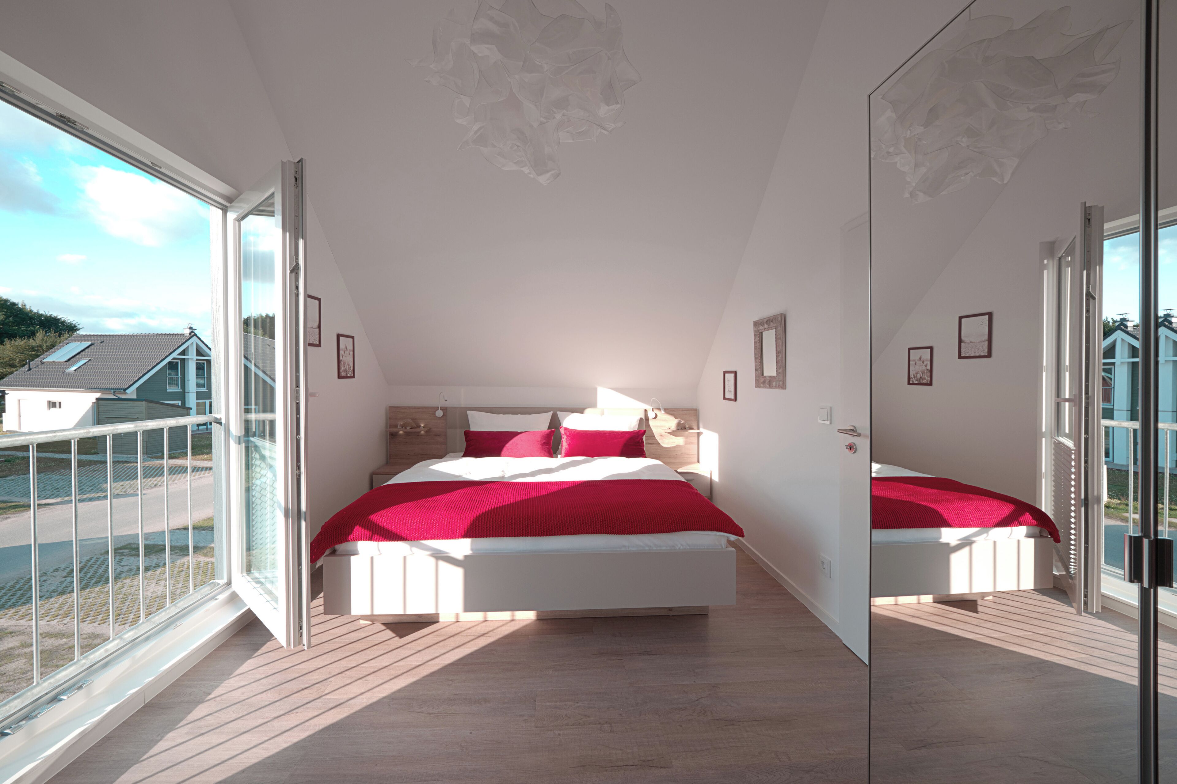 Un dormitorio con una cama grande, una ventana y vistas al exterior.