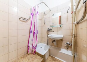 Apartamento | Banheiro | Banheira, secador de cabelo, sabonete, papel higiênico