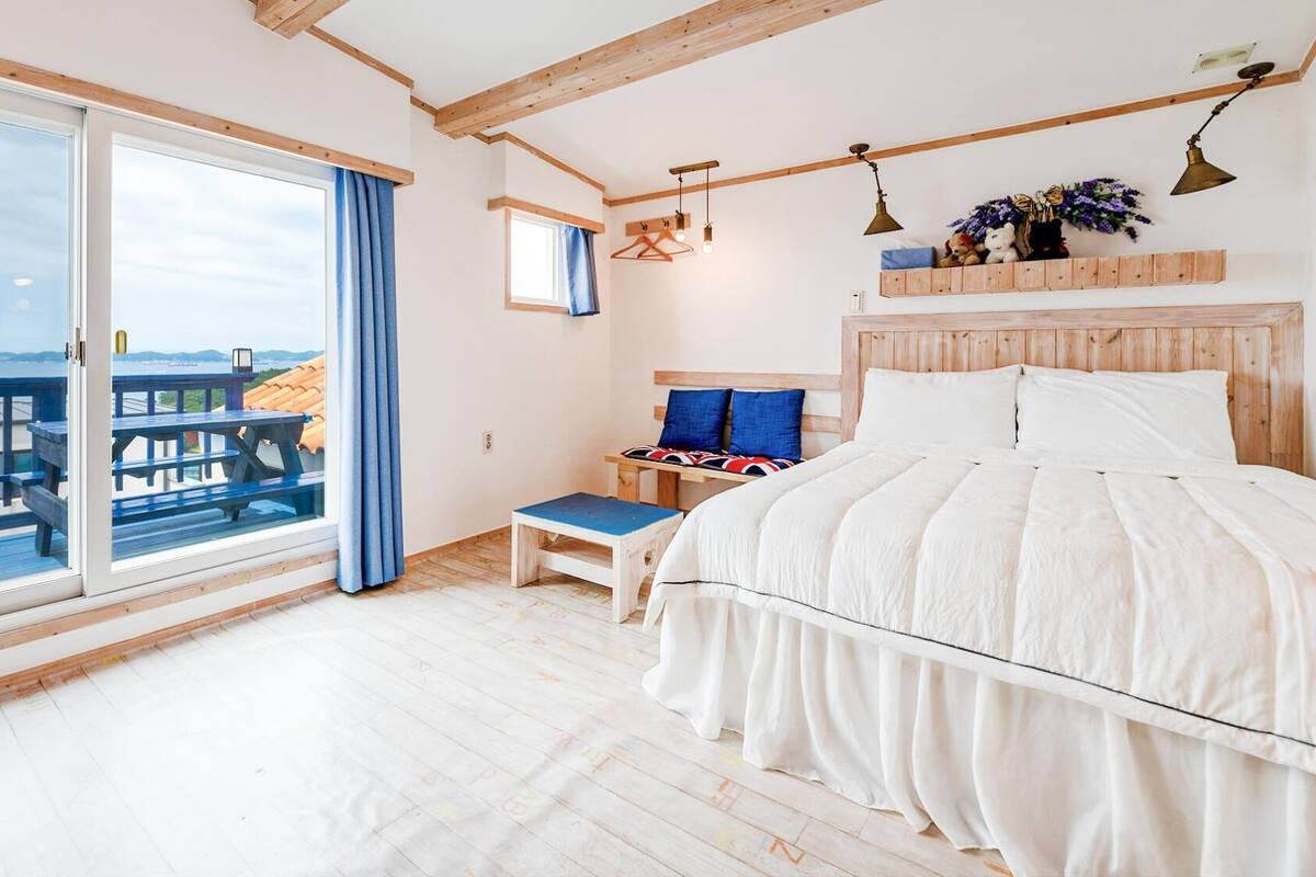 Basic Room, 1 Bedroom (Frenchcountryblue) | 1 bedroom, WiFi (free)