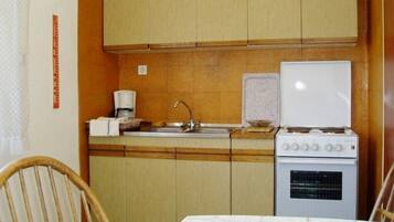 Fridge, oven, cookware/dishes/utensils