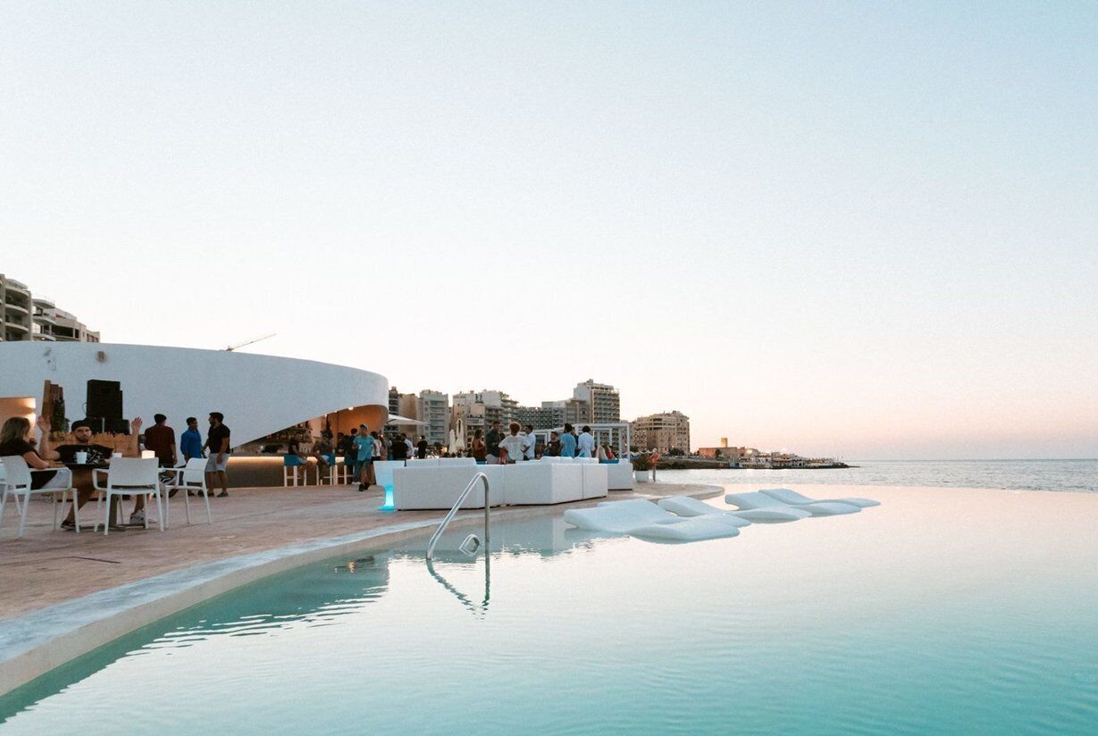 Außenpool, Sonnenschirme, Liegestühle