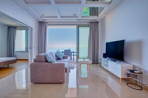 Departamento (1 Bedroom) | Área de sala de estar | Televisión de 42 pulgadas con canales por cable 