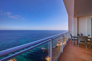 Apartment (1 Bedroom) | Balcony - Luxurious Apt With Ocean Views and Pool in Tigne Point (Sliema)