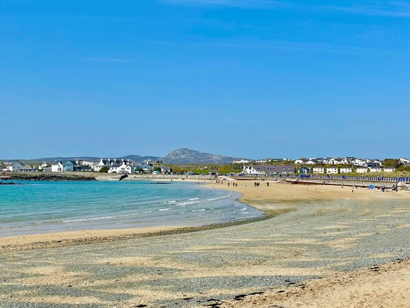 Beach nearby - Idyllic island getaway (Trearddur Bay)