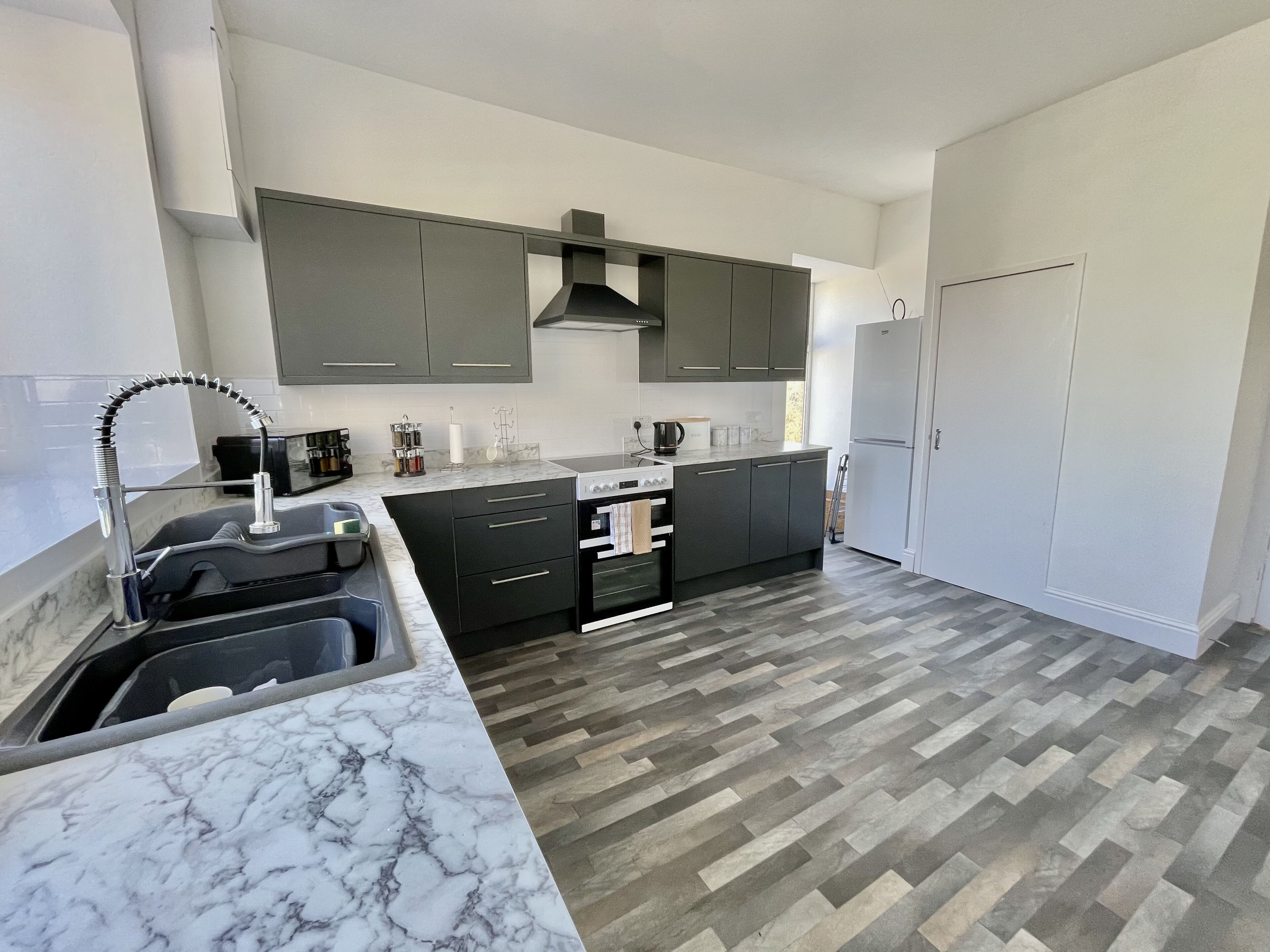 Een koelkast, een magnetron, een oven, een kookplaat