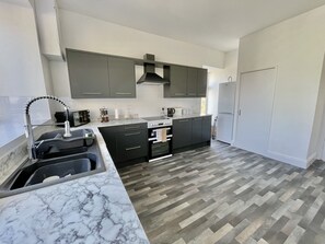 Fridge, microwave, oven, stovetop - Idyllic island getaway (Trearddur Bay)