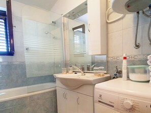 Bathtub, hair dryer - Apartments Mila, (16473), Kanica, hr (Kanica)