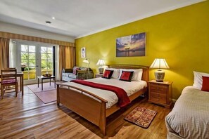 Una camera da letto con un letto, comodini, una sedia, una scrivania e una finestra con tende.