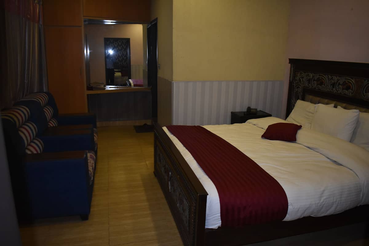 Executive suite, 2 slaapkamers | 2 slaapkamers, een bureau, een laptopwerkplek, extra bedden