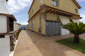 Exterior - Villa CanPlana, Piscina, 2 min playa, BBQ, Parking (Creixell)