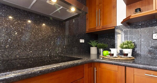 ثلاجة، ميكروويف، فرن، موقد طهي مسطح